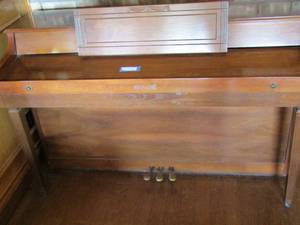lot 15 image: MID - CENTURY BALDWIN ACROSONIC UPRIGHT PIANO  WALNUT FINISH  very beautiful in great condition