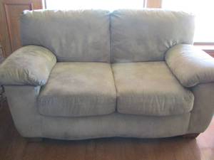 lot 34 image: LOVE SEAT - COMFORTABLE