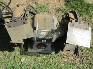lot 68 image: Delta 8bench grinder with flexible lamp