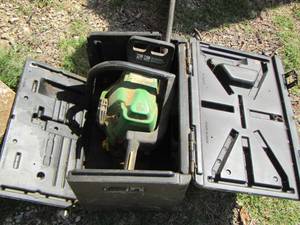 lot 69 image: JOHN DEERE Green chainsaw J3816   16 BLADE  In case