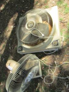 lot 86 image: Window fan- table top fan