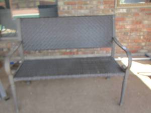 lot 8 image: Very Nice Patio Bench