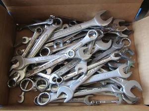 lot 25 image: large qty of wrenches