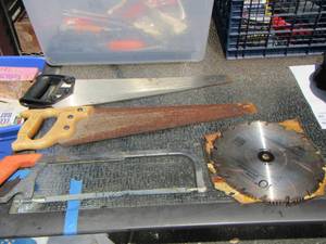 lot 142 image: handsaws and skilsaw blades used