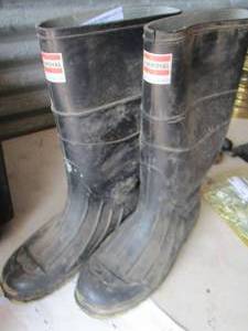 lot 146 image: Uniroyal rubber boots, size 11