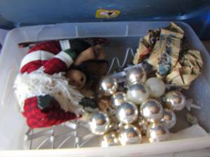 lot 155 image: Christmas dcor in tub with blue lid
