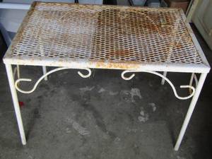 lot 170 image: small metal outdoor  side table