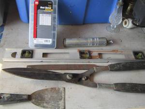 lot 185 image: level- scrapper- hedge trimmers