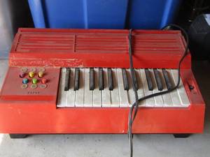 lot 184 image: VINTAGE Kids Keyboard electric