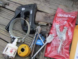 lot 190 image: Tool lot- CLIP ZIP TOOL, HOLE SAW, STAPLER, DRILL BITS  PLUS
