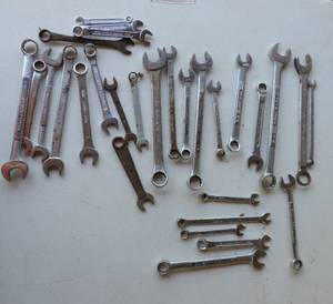 lot 16 image: Lot of wrenches  some are Craftsman