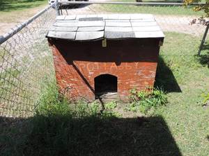 lot 22 image: Dog house