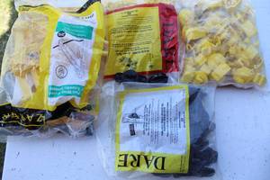 lot 1 image: Electrical fence clips