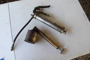 lot 11 image: Grease gun, and a pesticide sprayer