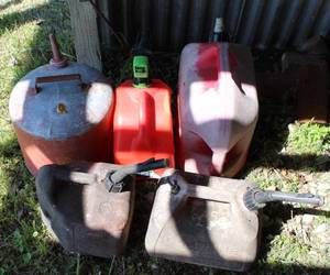 lot 20 image: Lot of gas cans