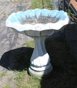 lot 24 image: Extremely heavy bird bath (BUYERS MUST BRING OWN EQUIPMENT, TOOLS, AND LABOR TO REMOVE ITEMS)