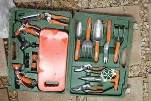 lot 72 image: Garden tool kit