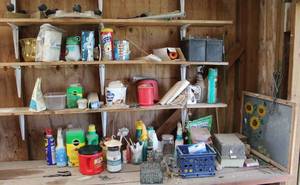 lot 88 image: Mixed lot of gardening things and more get all in picture