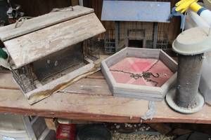 lot 89 image: Lot of bird feeders