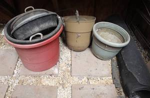 lot 90 image: Gardening pots and more see pictures