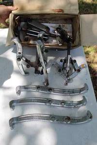 lot 139 image: Three jaw gear puller set