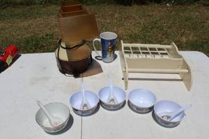 lot 147 image: 5 bowls and matching spoons one missing spoon, popcorn maker coffee cup and wood paper towel holder