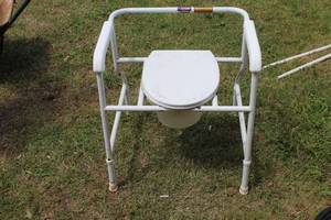 lot 170 image: Bedside potty