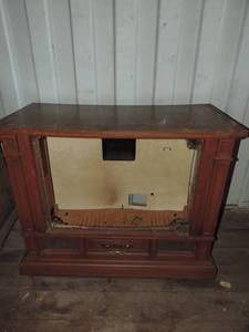 lot 146 image: Floor model TV casing TV has been removed   good craft project
