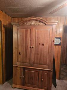 lot 197 image: Entertainment center
