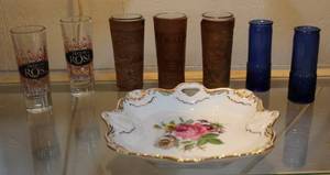 lot 205 image: Two tequila rose shoot glasses and 3 shoot glasses with leather covers and two blue ones and decorative plate