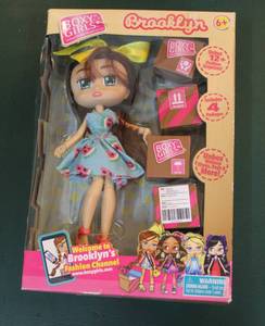 lot 211 image: Brooklyn Unique Personality Figure Doll Colorful Clothing