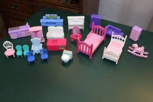 lot 233 image: doll house furniture