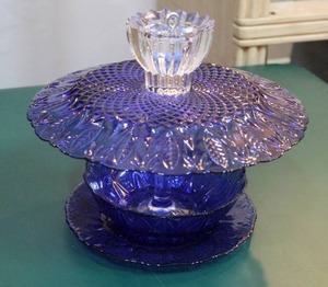 lot 249 image: Hand made bird feeder