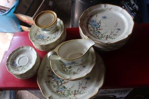 lot 134 image: Mikasa Blue Daisies Dish Set