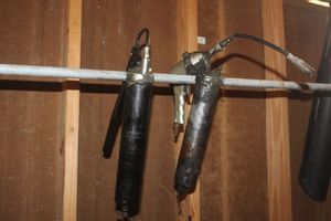 lot 316 image: Air Grease Gun and Manual Grease Gun