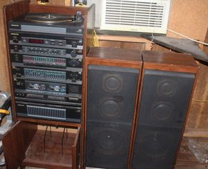 lot 346 image: Soundesign Stereo System and Tower Speakers