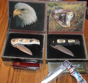 lot 282 image: Pocket Knives and display boxes