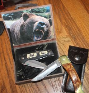 lot 283 image: Pocket Knives and display boxes