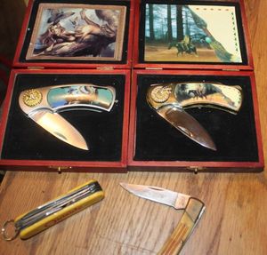 lot 284 image: Pocket Knives and display boxes