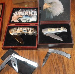 lot 286 image: Pocket Knives and Display boxes