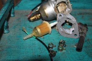 lot 417 image: Small Engine Carburetor and Fuel System Parts