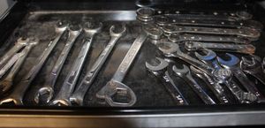 lot 450 image: Variety of Specialty Wrenches
