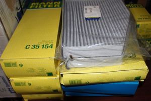 lot 63 image: Eight Air Filters for Volkswagen Mann C35154 and Mann CUK 2939