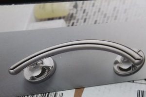 lot 107 image: Grab Bar