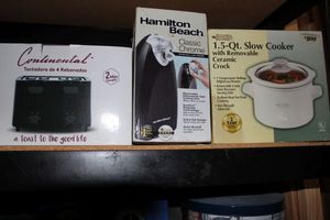lot 151 image: Kitchen Appliances, 4 Slice toaster, Can Opener and Small Crockpot