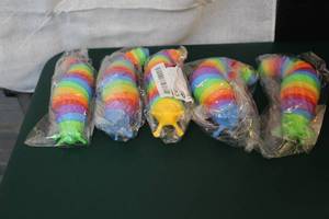 lot 8 image: 5 Fidget snails