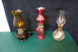 lot 16 image: 3 small oil lanterns about 7 inches tall