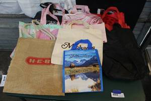 lot 22 image: reusable shopping bags