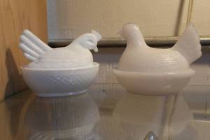 lot 29 image: Hens in a nest one milk glass one white about 4 inches long and about 3 Inches or so high