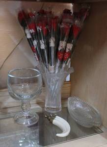 lot 40 image: Decorative vase with individually wrapped artificial roses and more see pictures